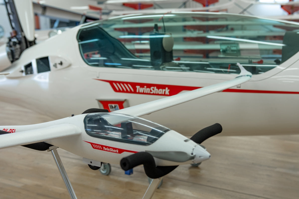 Kavan 304TS TwinShark 2700mm PNP